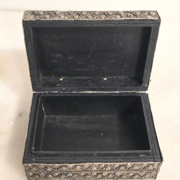 Vintage Pewter Embossed Trinket Box Handcrafted Antique Style - Picture 7 of 8
